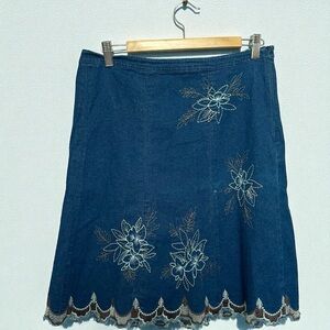 Vintage Embroidered Floral Jean Skirt w Scalloped Lace Hem Boho Cottagecore M